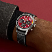 Orologio cronografo su cinturino nero in pelle forata, quadrante rosso