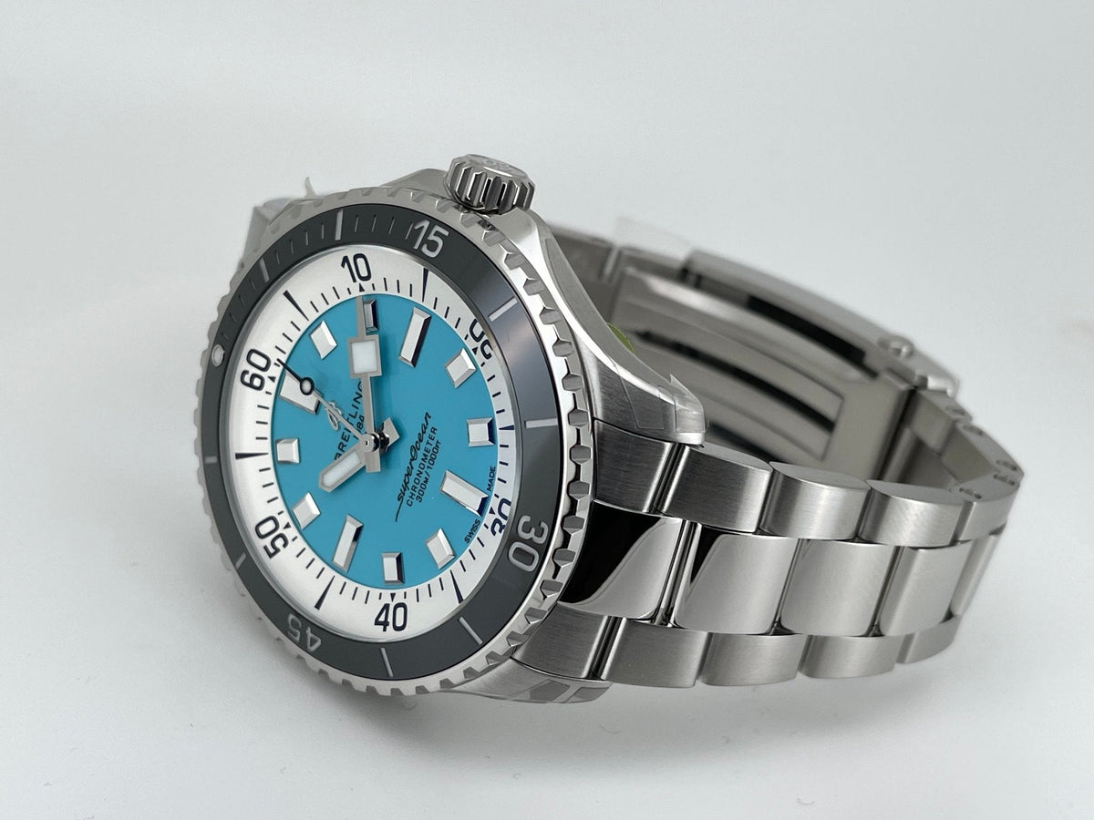 Orologio Breitling Superocean con bracciale in acciaio, corona laterale e quadrante turchese