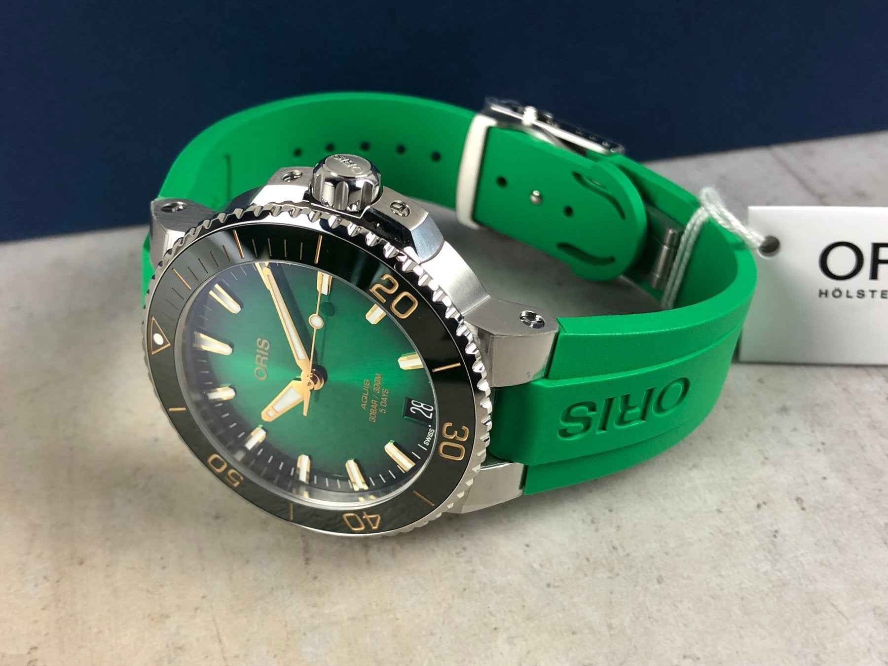 Orologio Oris su cinturino verde in caucciù con cassa acciaio e corona laterale