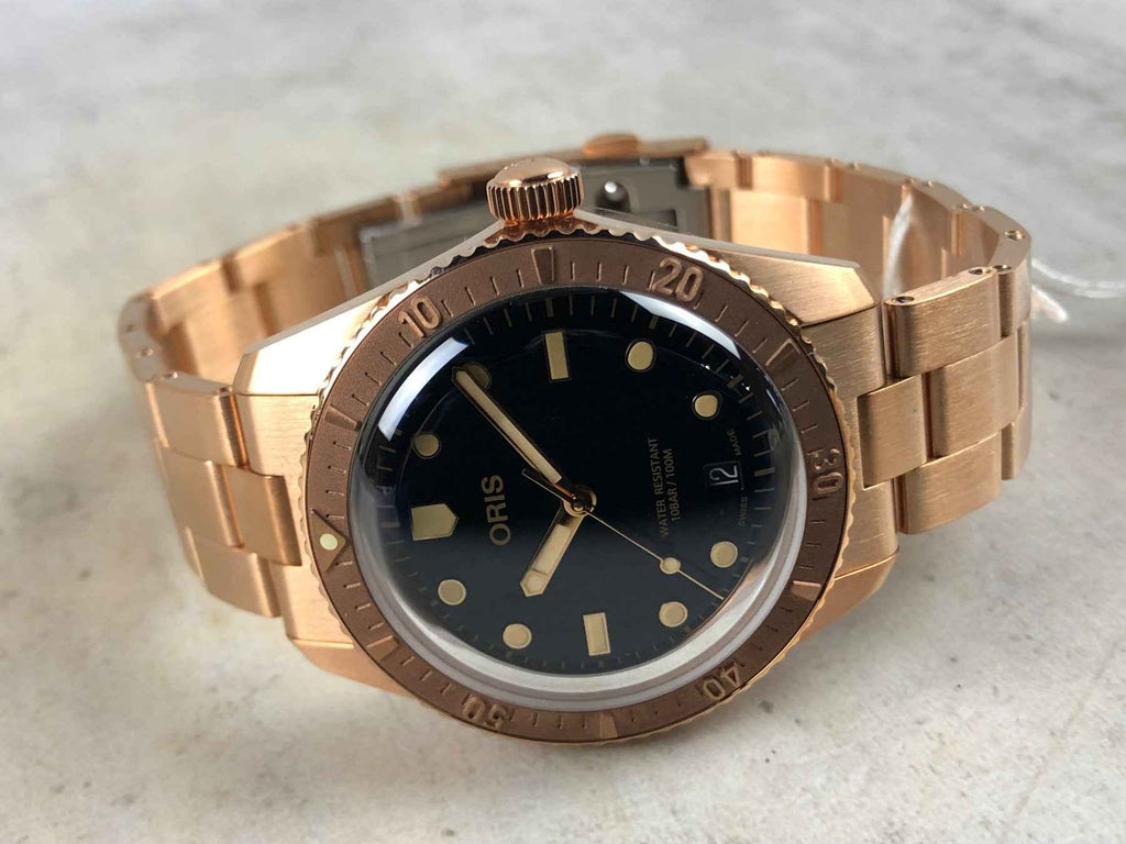 Orologio Oris con quadrante nero e bracciale metallico bronzo, vista laterale