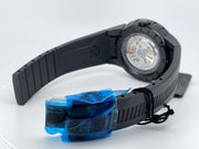 Orologio con cinturino in gomma nero e fibbia, retro della cassa e fondo a vista