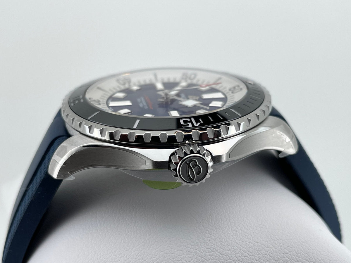 Orologio Breitling subacqueo con lunetta in ceramica e cinturino blu in caucciù