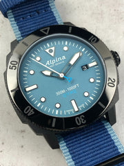 Orologio Alpina subacqueo con quadrante blu, indici luminosi e cinturino NATO a righe