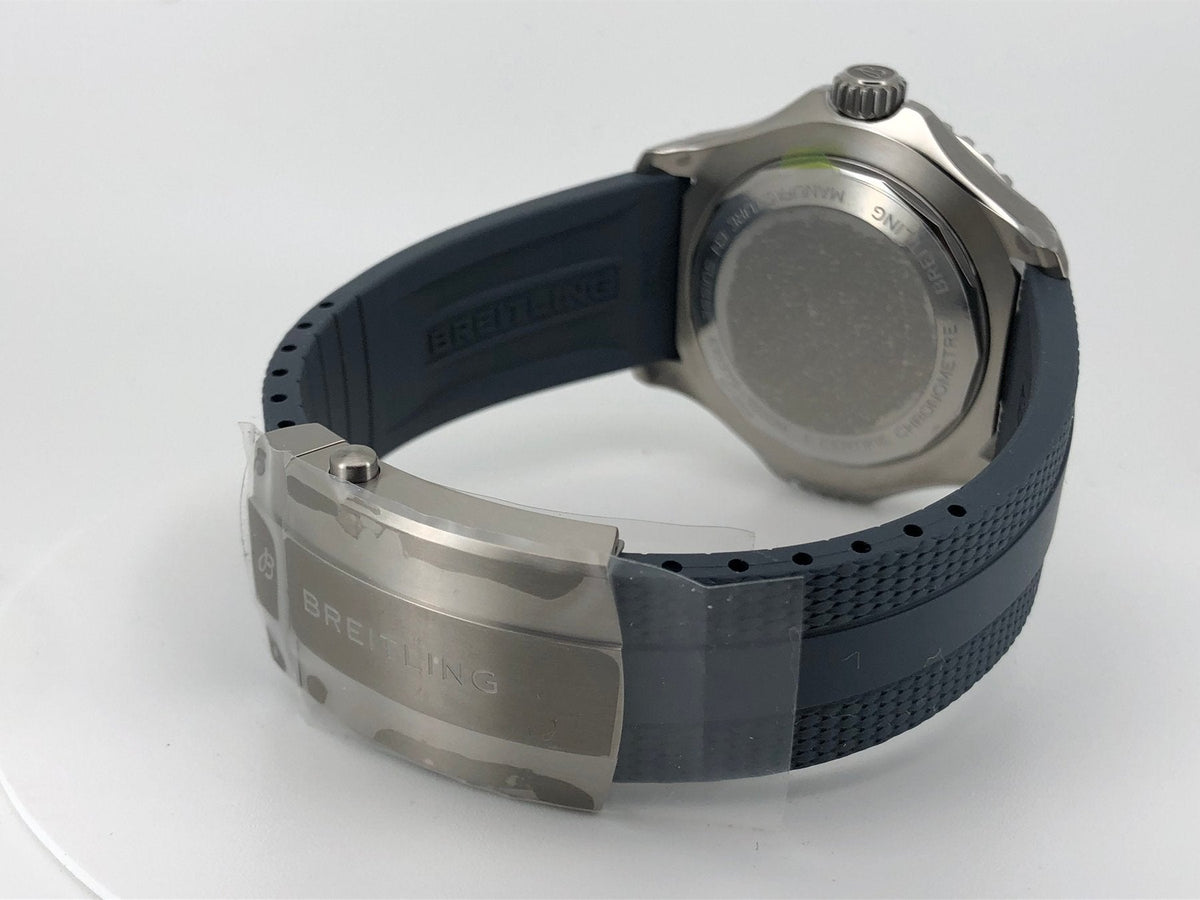 Orologio subacqueo con cassa in titanio e cinturino in gomma blu scuro