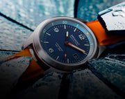 Orologio da uomo con quadrante blu e cinturino arancione in caucciù, vista laterale