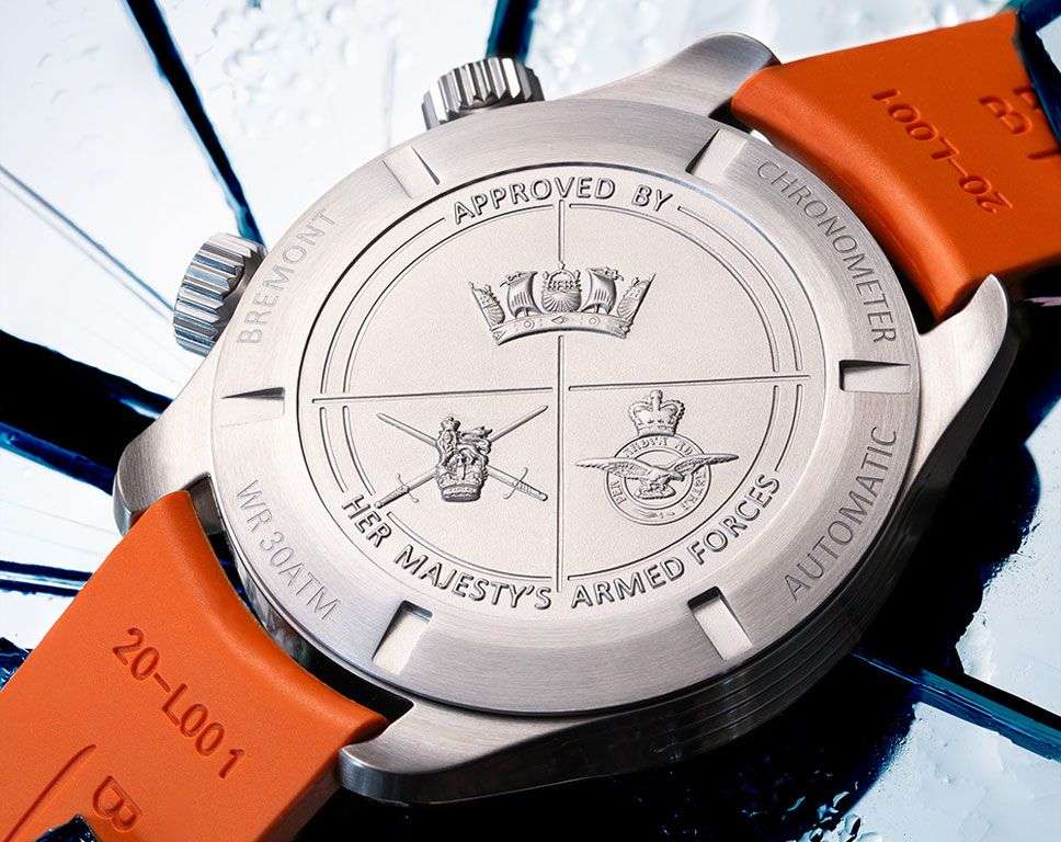 Orologio da uomo con fondello in acciaio inciso e cinturino arancione in caucciù