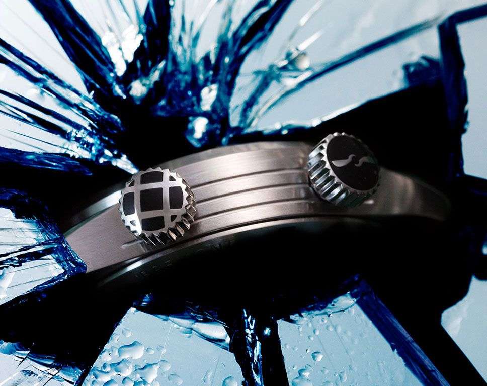 Orologio: cassa in acciaio con corone e quadrante blu, cinturino arancione in caucciù
