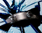 Orologio: cassa in acciaio con corone e quadrante blu, cinturino arancione in caucciù