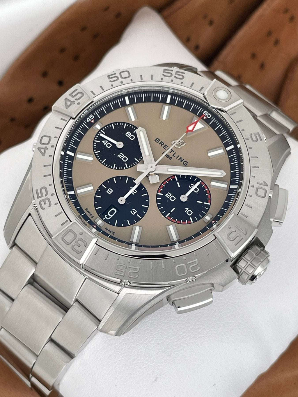 Breitling Avenger B01 Chronograph 44 Beige Dial Automatic Full Set Ref. AB0147101A1A1 Mint Breitling