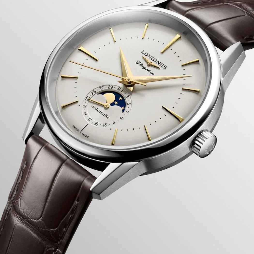 Orologio con quadrante chiaro e indicazione fasi lunari, cinturino in pelle marrone e cassa argento