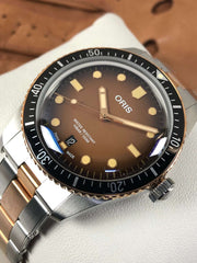 Orologio ORIS subacqueo, quadrante marrone con datario, ghiera nera, indici luminescenti