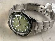 Orologio Oris con quadrante verde, bracciale in acciaio e lunetta girevole nera