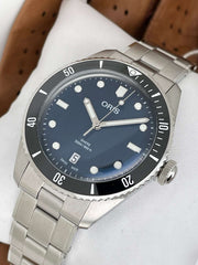 Orologio sub ORIS in acciaio con quadrante blu e lunetta nera, bracciale a maglie.