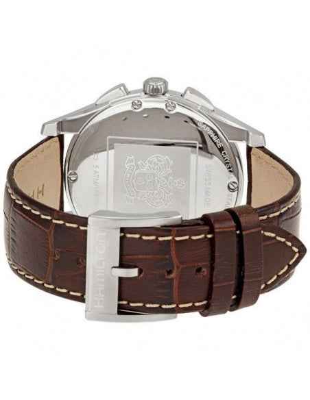 Orologio con fondello e fibbia, cinturino in pelle marrone e cassa d’acciaio.