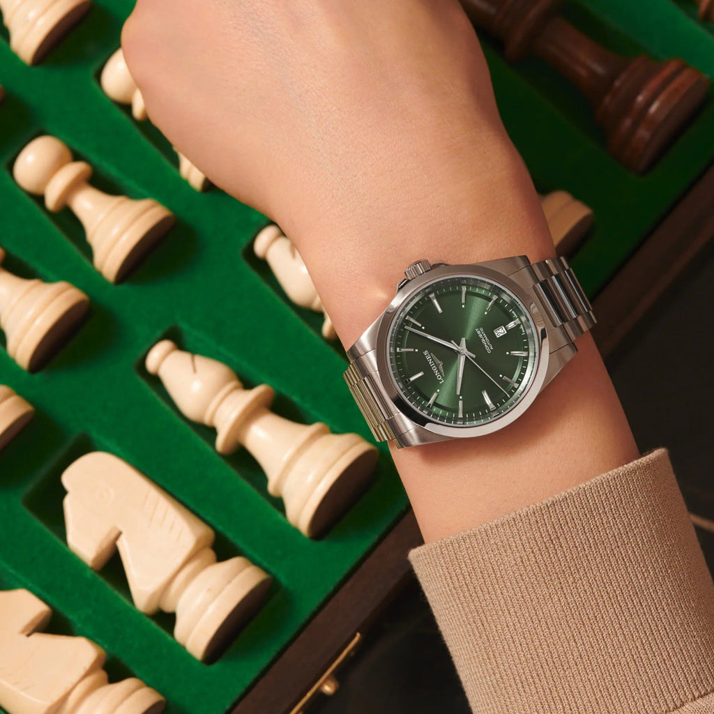 Orologio Longines Conquest verde sul polso, bracciale in acciaio e lancette.