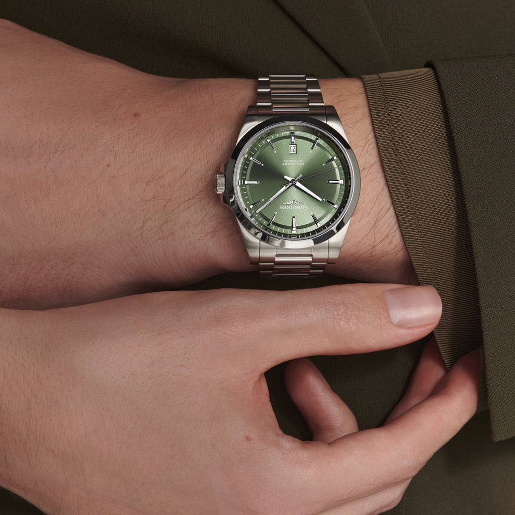 Orologio Longines Conquest verde con bracciale in acciaio, quadrante e indici.