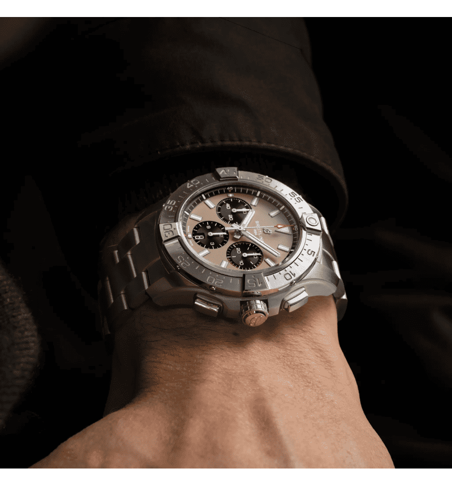 Orologio Breitling al polso con quadrante beige e bracciale in acciaio