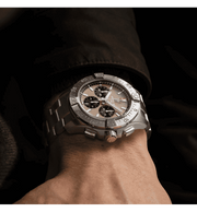 Orologio Breitling al polso con quadrante beige e bracciale in acciaio