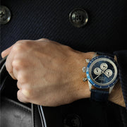 Orologio al polso con quadrante blu e tre contatori, cinturino in pelle blu.