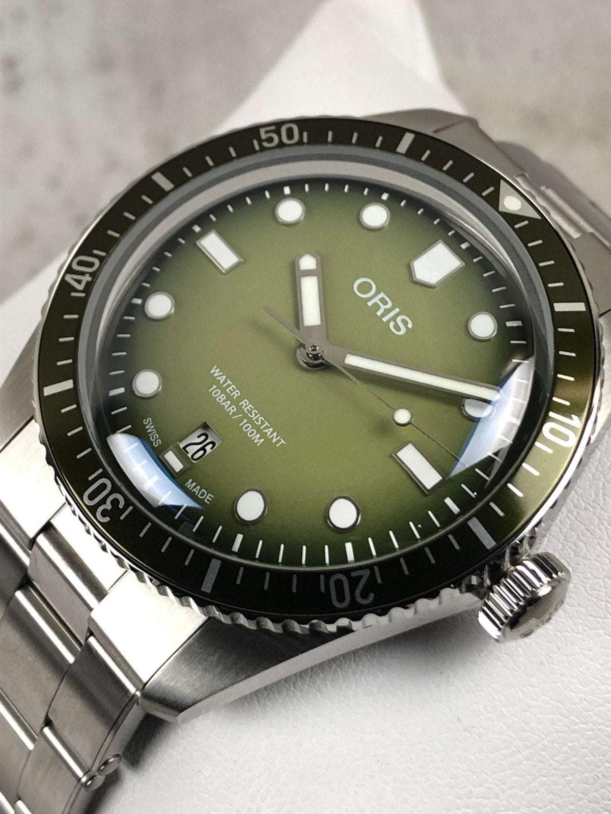 Oris Divers Sixty-Five Date Uomo 40mm Acciaio Quadrante Verde Sfumato Automatico Calibro 733-1 Vetro Zaffiro Lunetta Diver Super-LumiNova Bracciale Acciaio Data 100m Swiss Made Ref. 01 733 7707 4057-07 8 20 18 Oasi Watch
