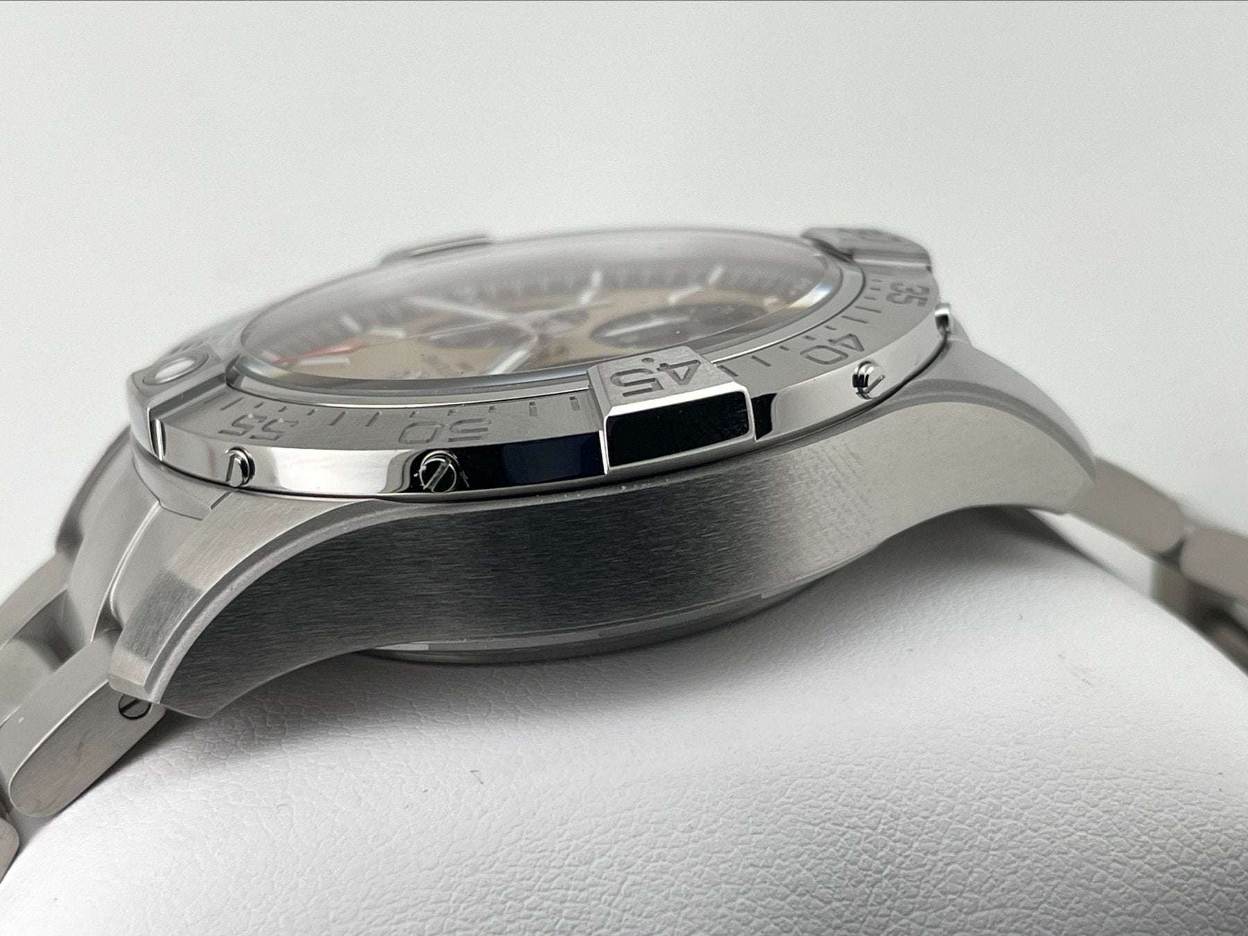 Breitling Avenger B01 Chronograph 44 Beige Dial Automatic Full Set Ref. AB0147101A1A1 Mint Breitling