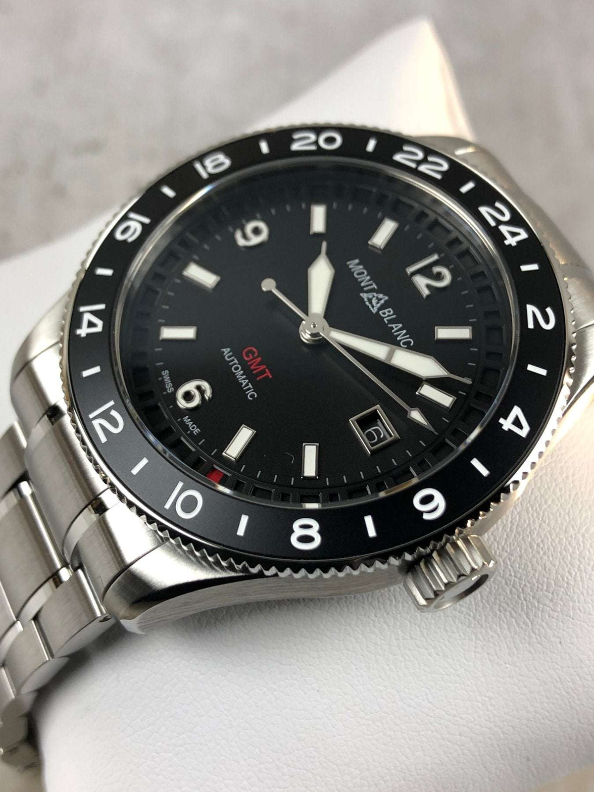 Orologio GMT Montblanc con quadrante nero, ghiera nera e cinturino in acciaio
