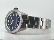 Orologio subacqueo in acciaio con quadrante blu e bracciale a maglie