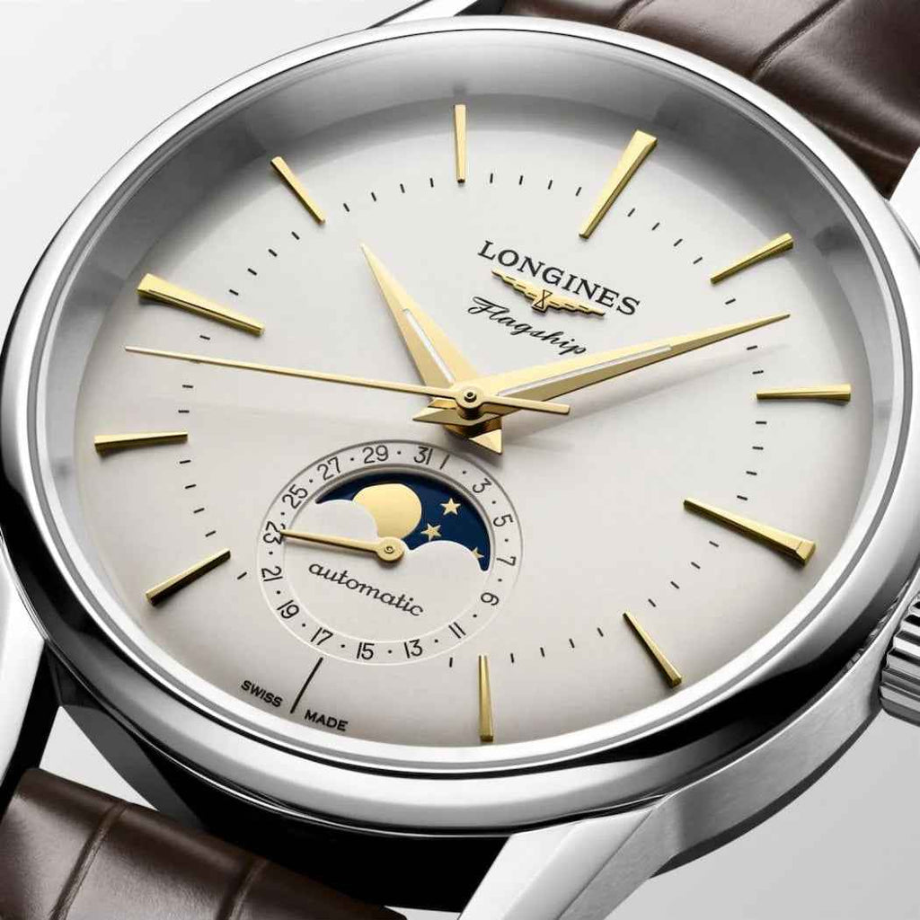 Orologio automatico con quadrante chiaro, fasi lunari e lancette dorate, cassa argento