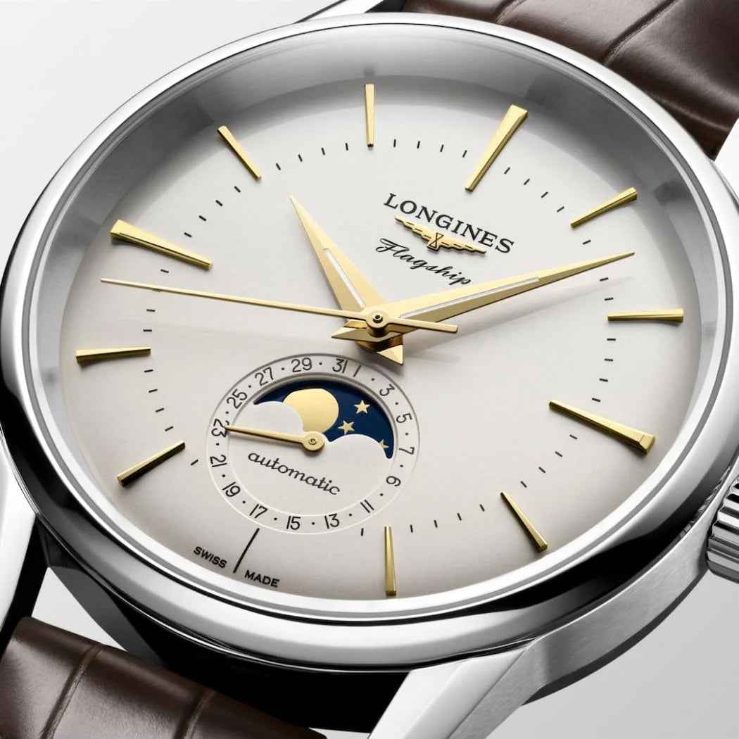 Orologio automatico con quadrante chiaro, fasi lunari e lancette dorate, cassa argento