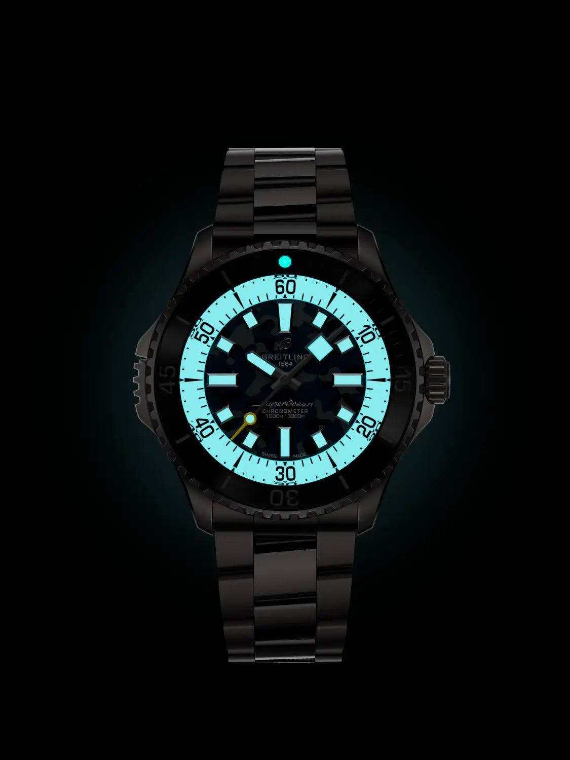 Orologio subacqueo con quadrante nero e indici luminosi verde su bracciale in titanio
