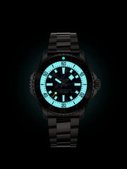 Orologio subacqueo con quadrante nero e indici luminosi verde su bracciale in titanio
