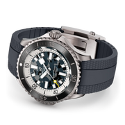 Orologio subacqueo in titanio con cinturino in gomma blu e quadrante mimetico