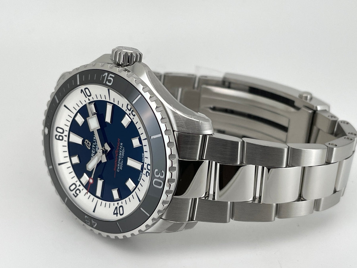 Orologio subacqueo Breitling con quadrante blu, cassa e bracciale in acciaio, vista laterale