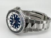 Orologio subacqueo Breitling con quadrante blu, cassa e bracciale in acciaio, vista laterale