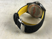 Orologio Breitling visto dal lato: fibbia metallica e cinturino nero con interno giallo