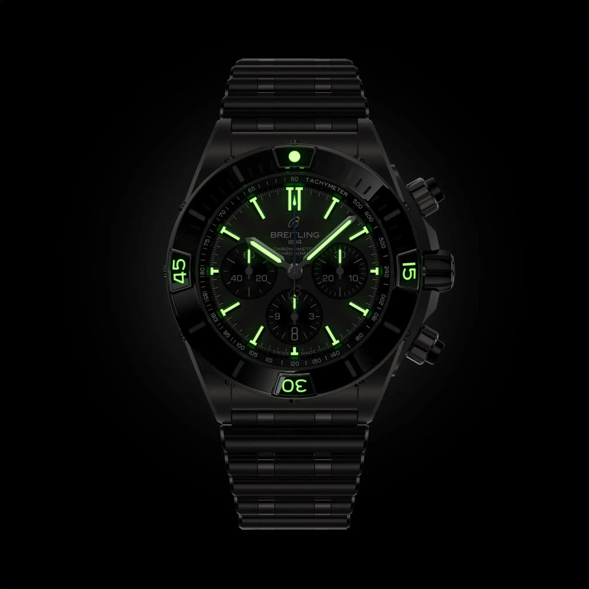 Cronografo in titanio Breitling con quadrante nero e indici verdi luminosi