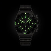 Cronografo in titanio Breitling con quadrante nero e indici verdi luminosi