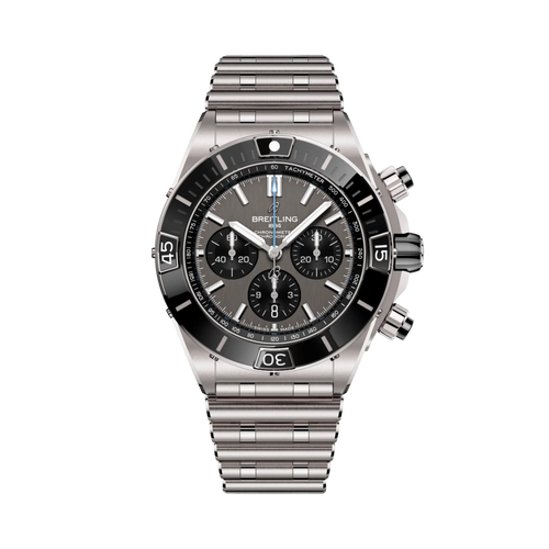Cronografo in titanio Breitling con quadrante antracite e bracciale Rouleaux
