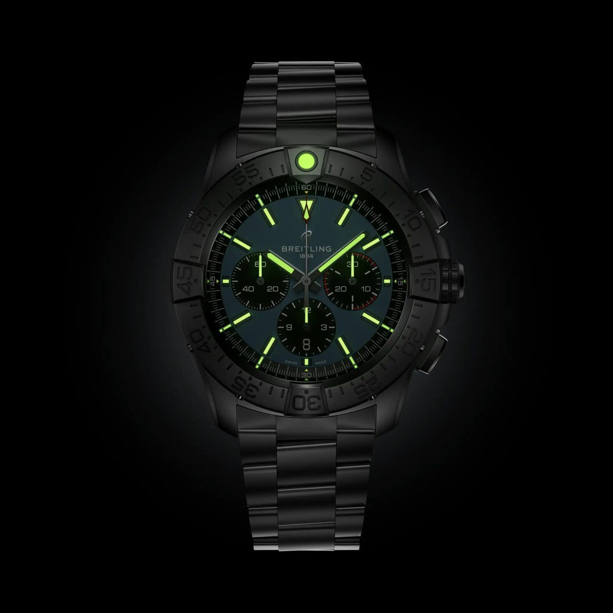 Orologio in titanio con quadrante nero e indici verdi luminosi, bracciale in maglie