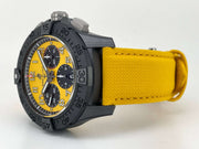 Orologio Breitling con cinturino giallo e cassa grigio scuro, quadrante giallo e nero.