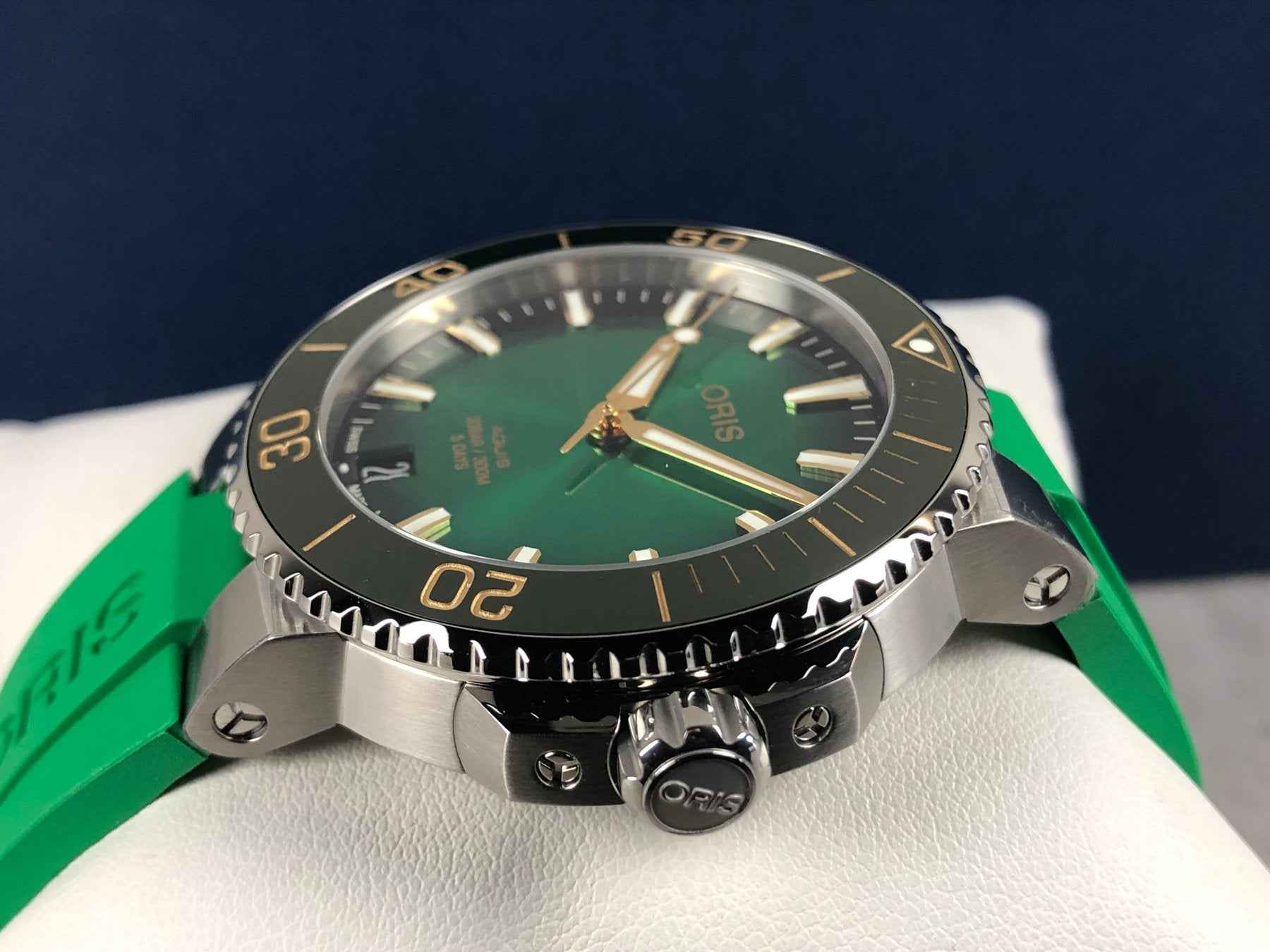 Orologio subacqueo Oris con cassa acciaio, quadrante verde e ghiera nera