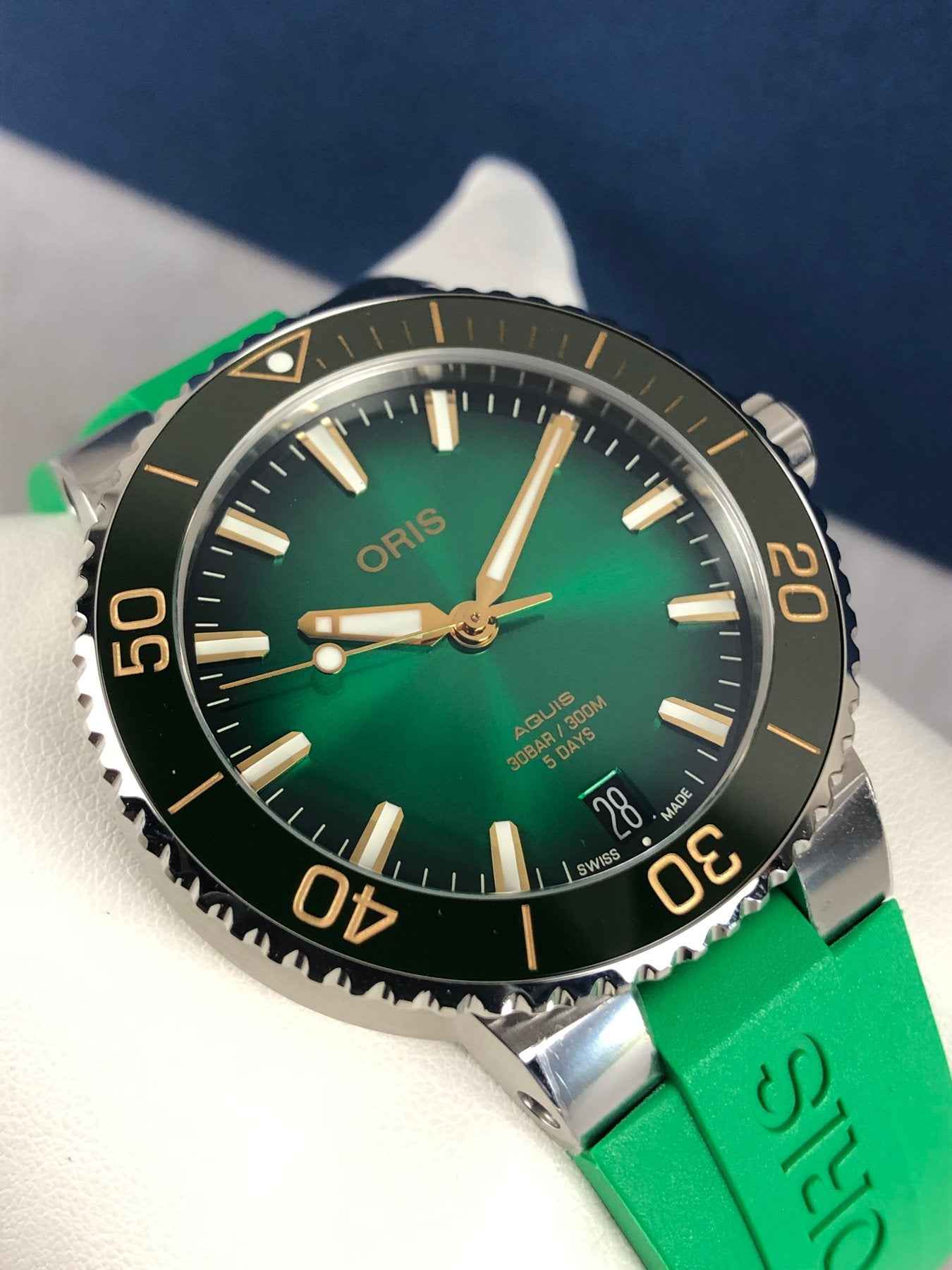 Orologio Oris con quadrante verde e cinturino verde in caucciù, dettaglio ghiera
