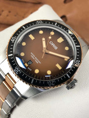 Orologio ORIS subacqueo, quadrante marrone con lancette e indici luminescenti, ghiera nera