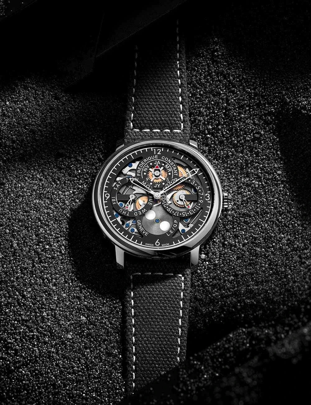 Orologio automatico con quadrante grigio openworked e cinturino nero cucito a vista
