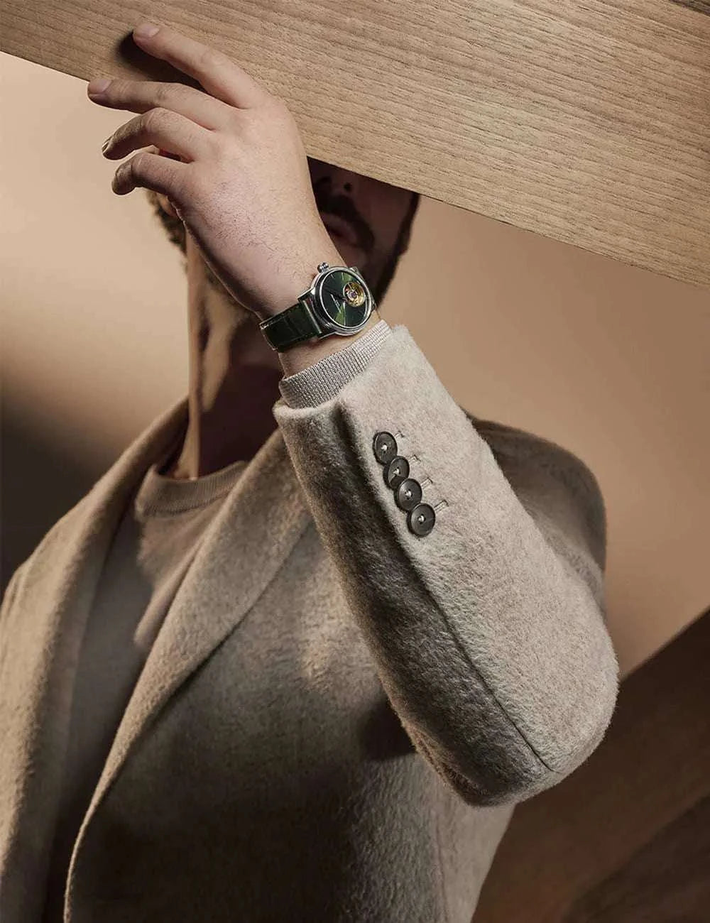 Orologio automatico da uomo con cinturino in pelle verde, indossato al polso