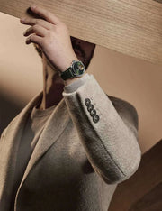 Orologio automatico da uomo con cinturino in pelle verde, indossato al polso