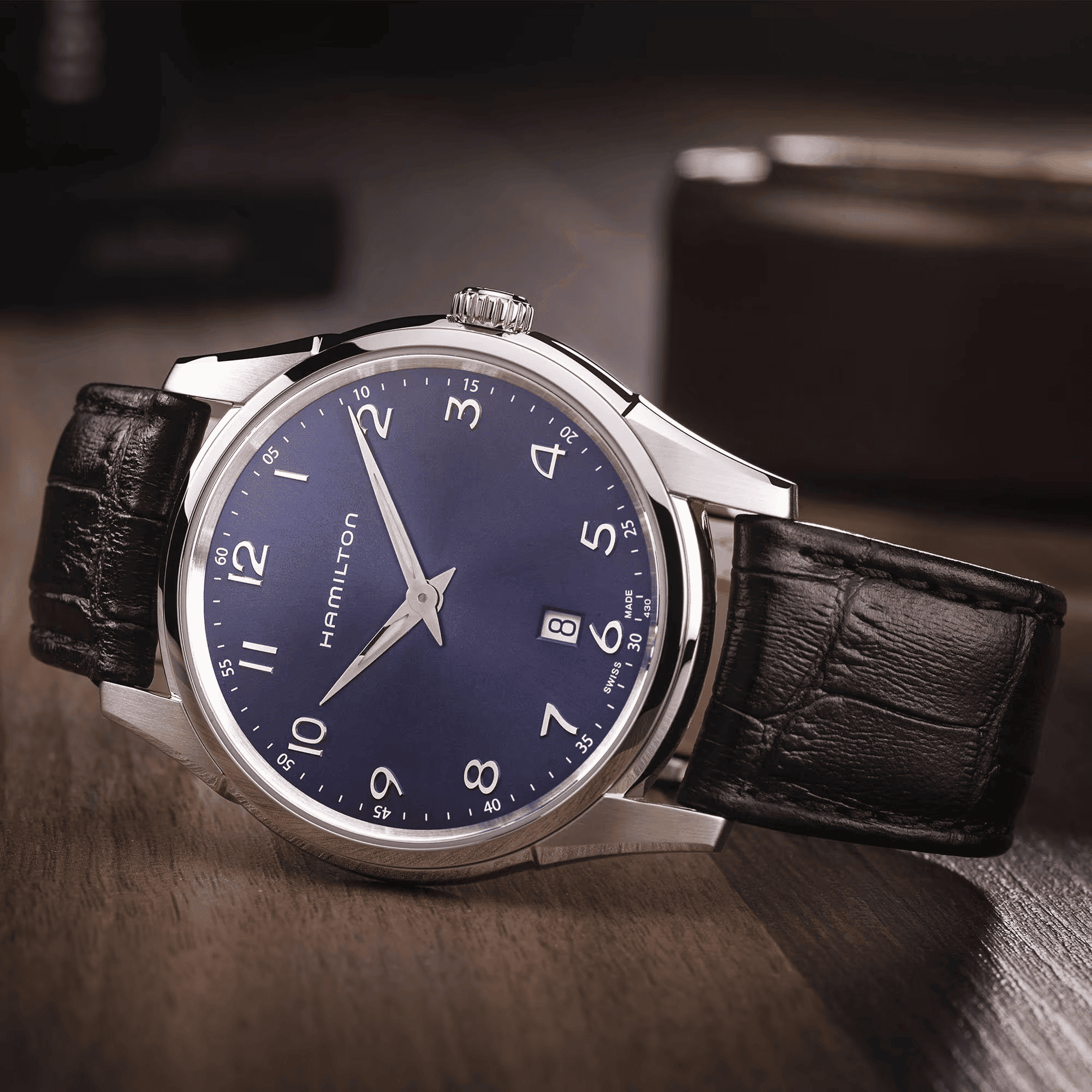 Orologio da polso con quadrante blu, cassa acciaio argento e cinturino pelle nera