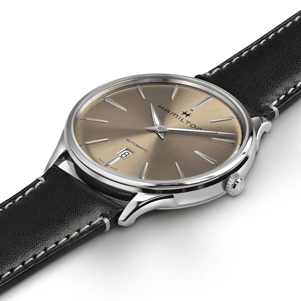 Orologio Hamilton Jazzmaster: primo piano del quadrante champagne e cinturino nero in pelle.