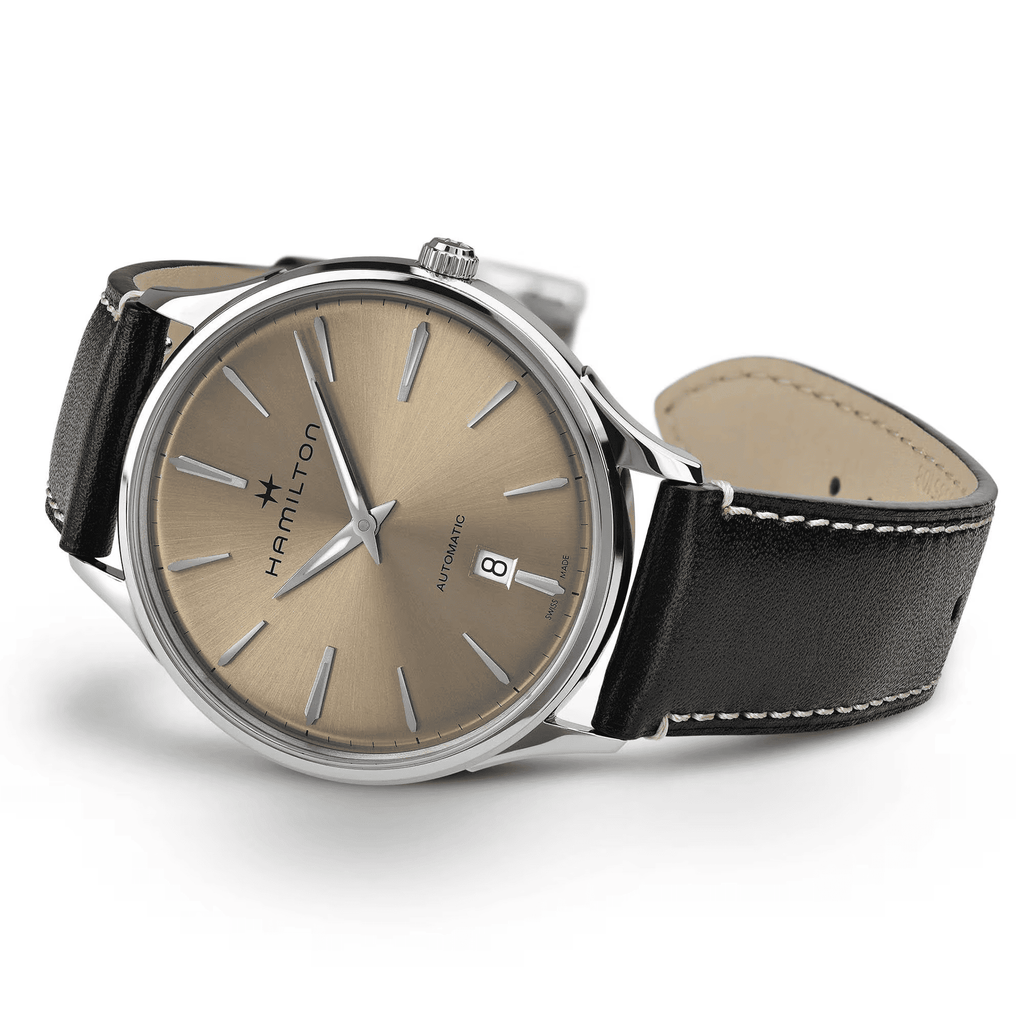 Orologio automatico Hamilton Jazzmaster con cinturino nero in pelle e lunetta in acciaio.