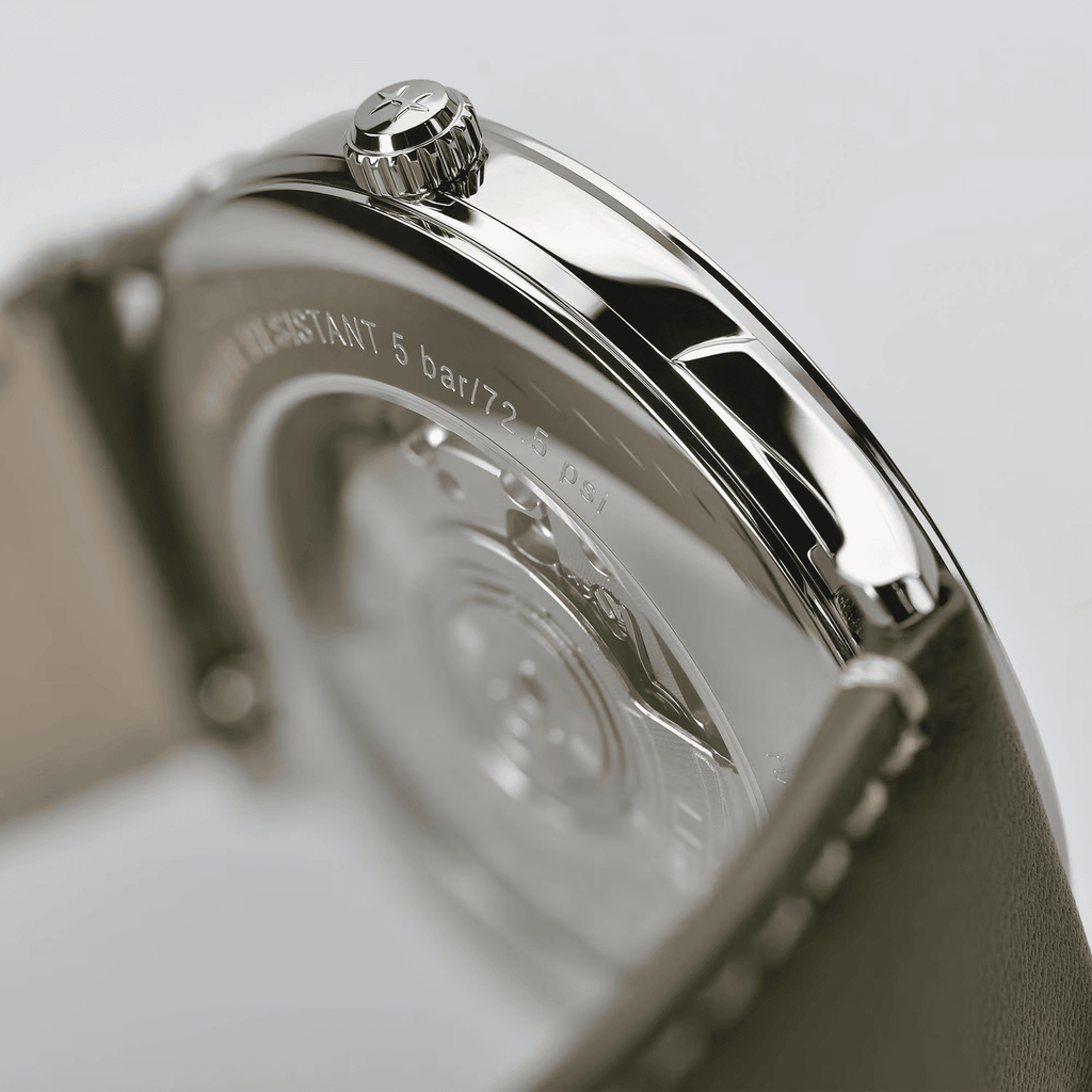 Orologio automatico in acciaio con cinturino in pelle verde oliva, vista laterale